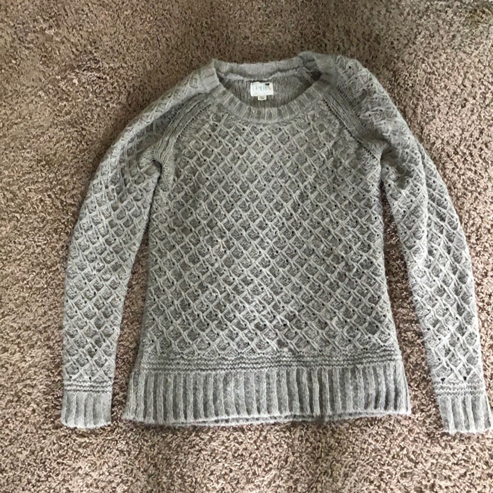 grey knitted sweater